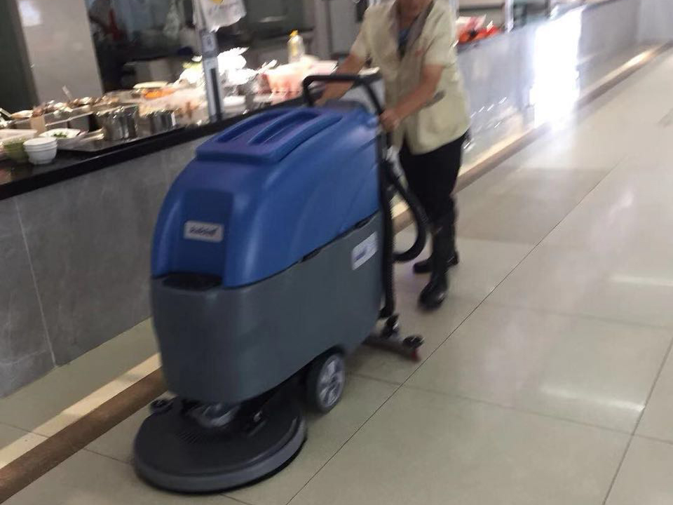 凯德力手推式洗地机M70在超市的使用